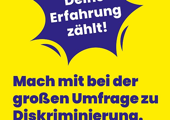Blau auf gelbem Hintergrund: Deine Meinung zählt! Mach mit bei der großen Umfrage zu Diskriminierung.